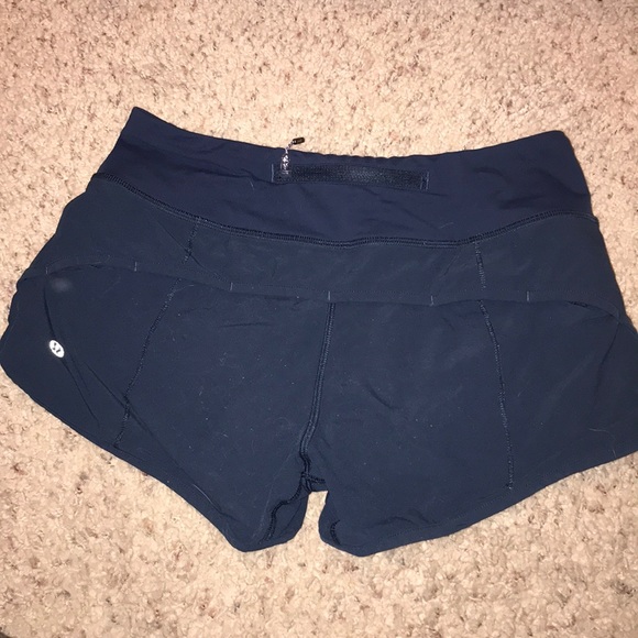 Lululemon shorts 2.5 inseam size 2 - Picture 2 of 5